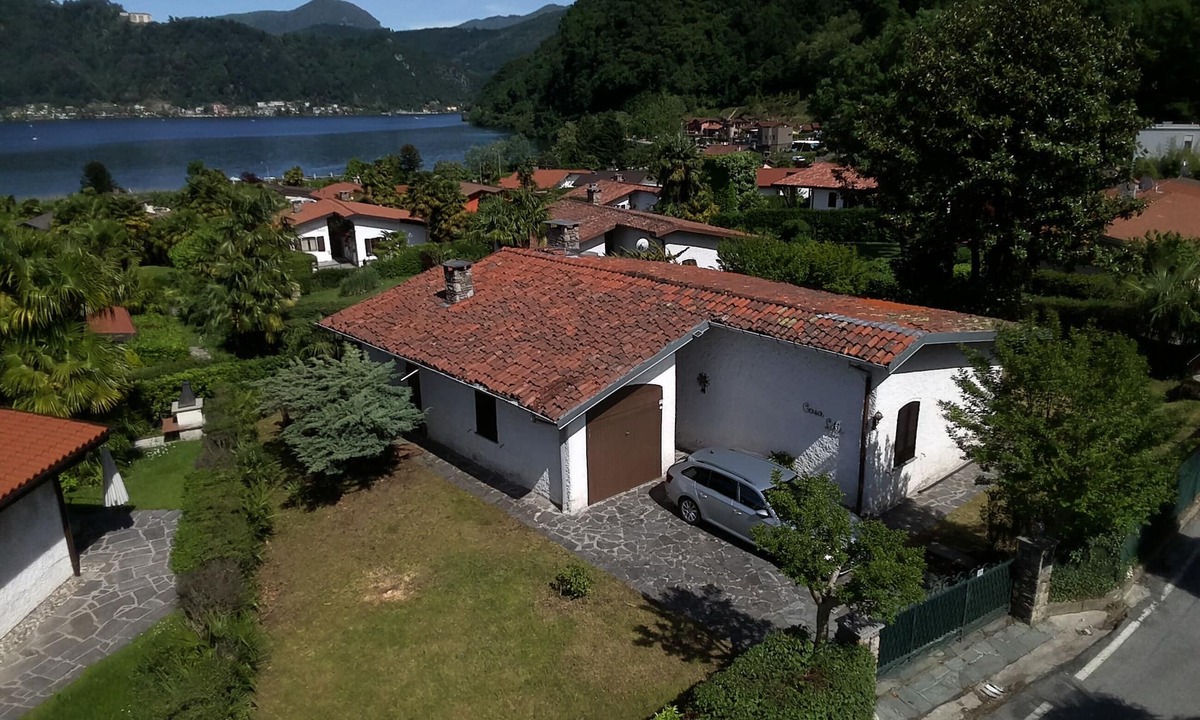 Lavena Ponte Tresa House | Dreamlike villa holiday Casalotti with patio & fenced garden
