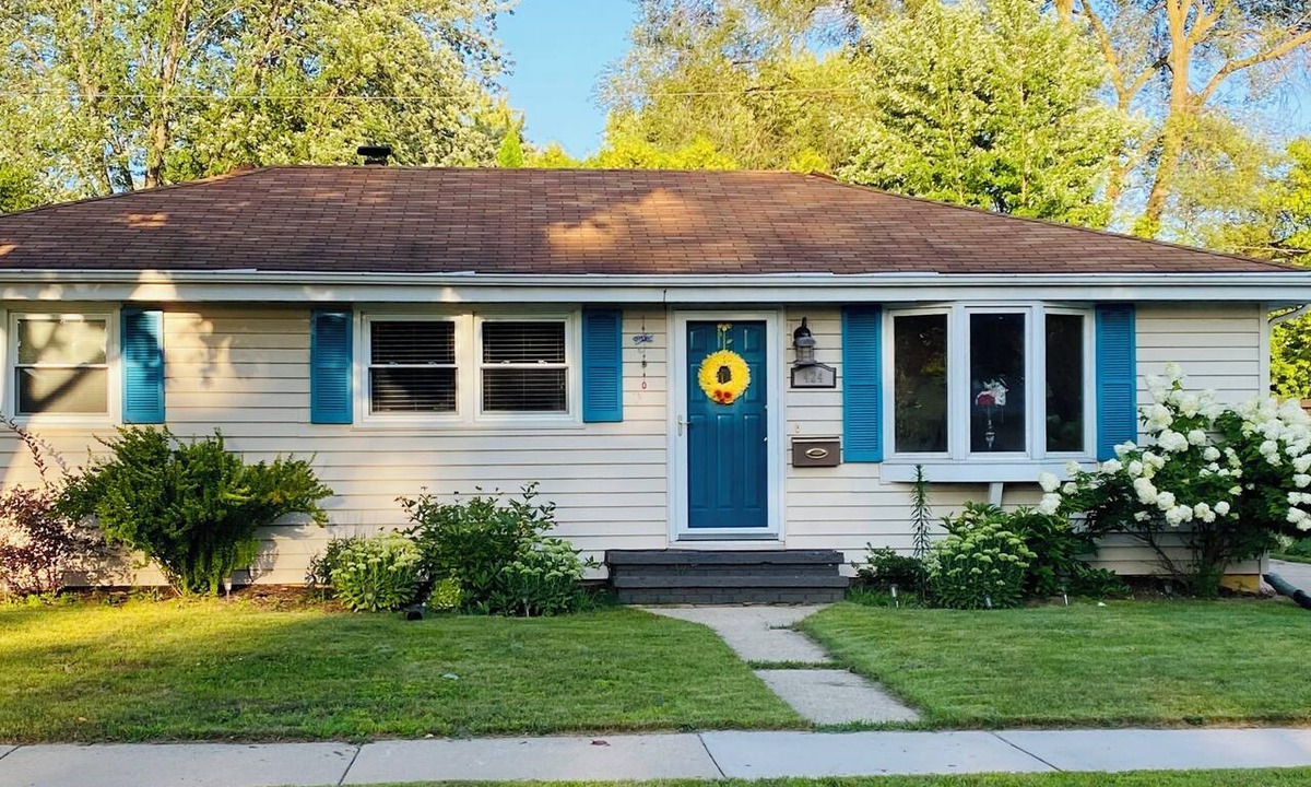 Appleton House | EAA Rental Home with landscaped yard, deck & AC