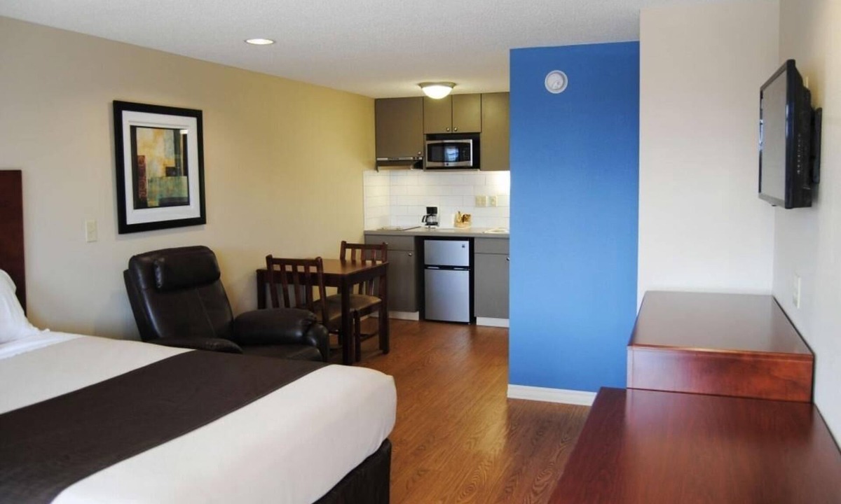 Barton Hotel | Efficiency Room near Memorial Park | Free Daily Breakfast & Free Parking