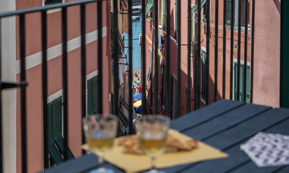 Vernazza Apartment | El Nin Apartment with Terrace & AC