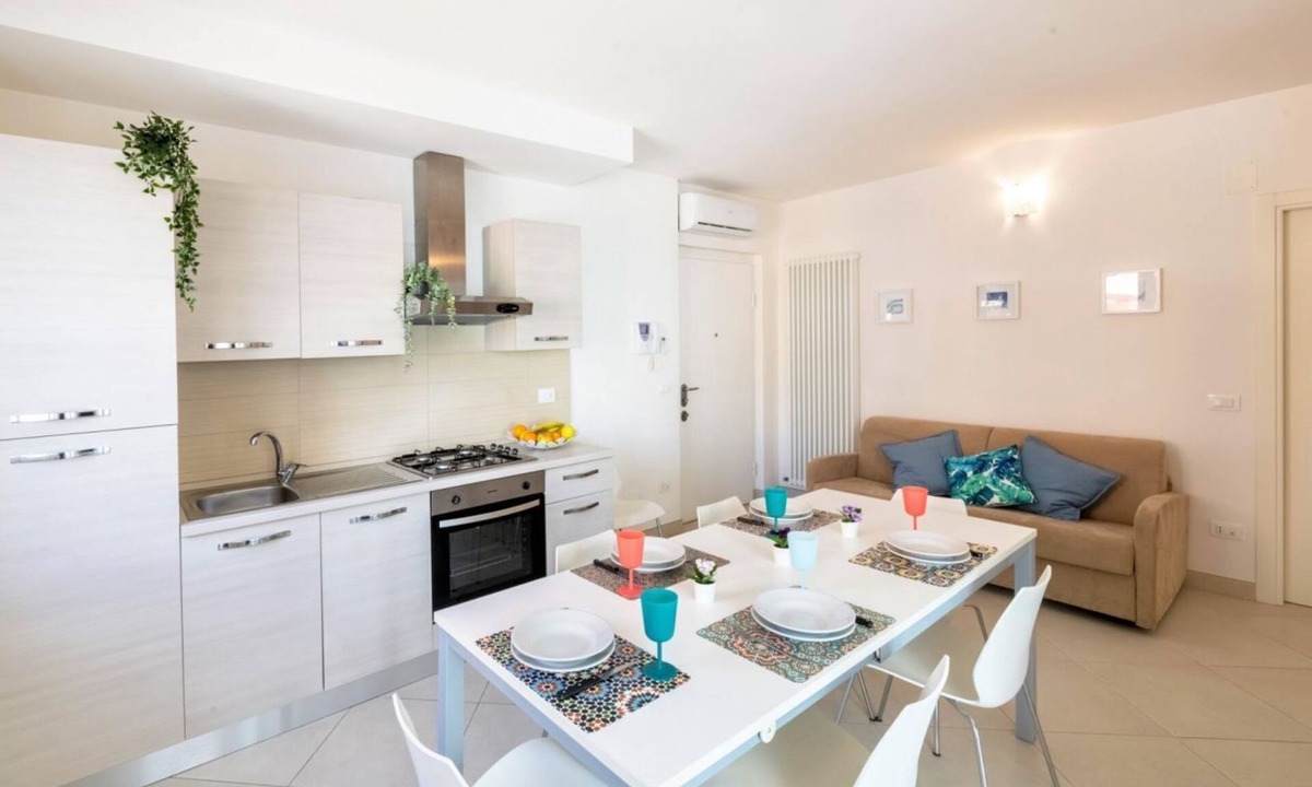 San Benedetto del Tronto House | Elegant three-room apartment first row to the sea