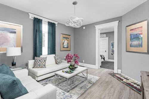 New Castle House | Elegant 1BR Workspace Near Parks and Summit Lake