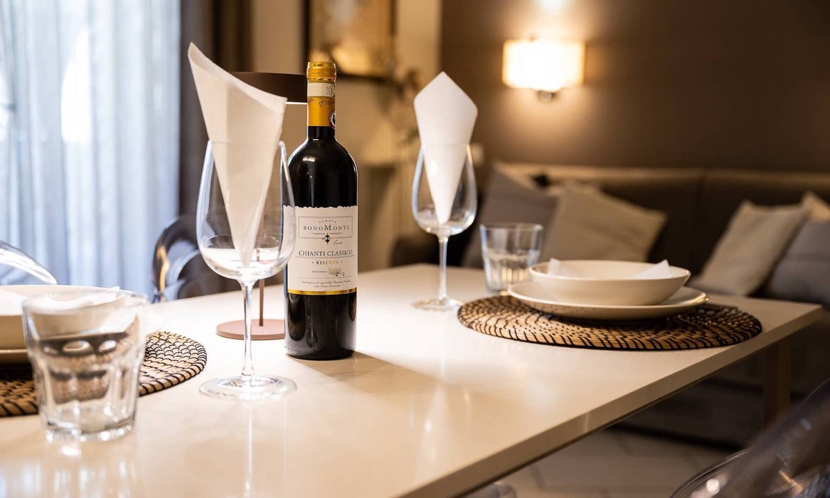 Isolotto Apartment | Elegant Location + PARKING!
