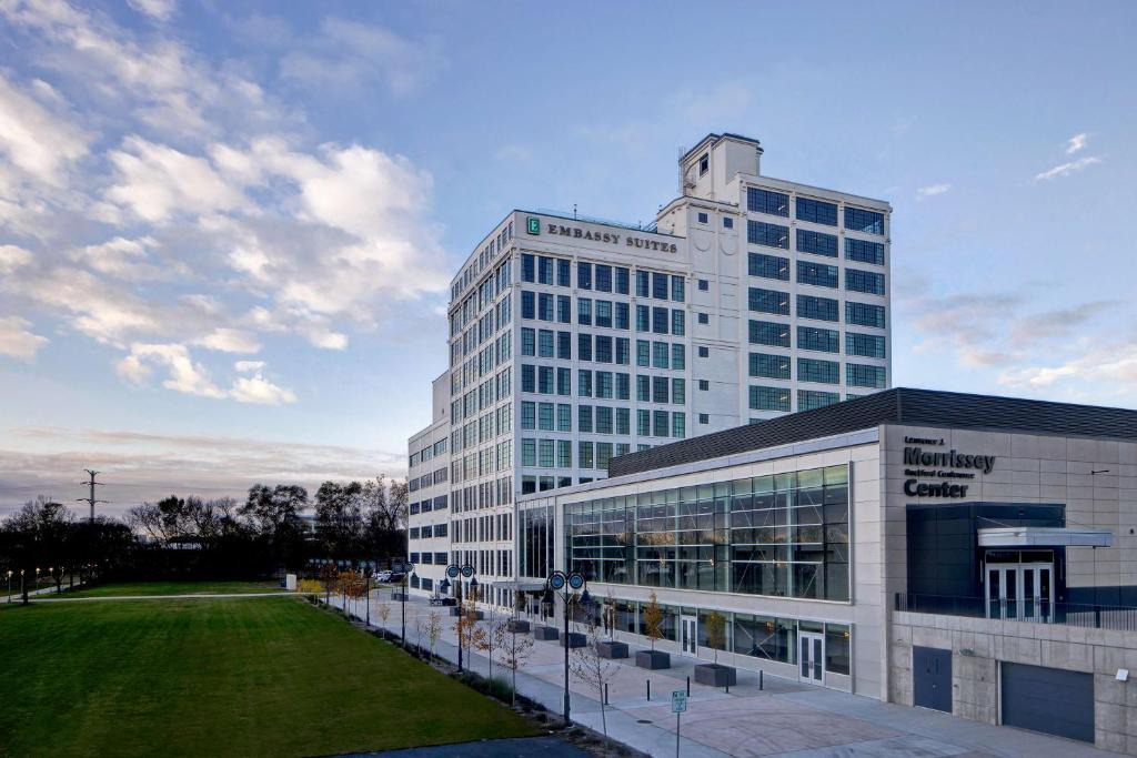 Downtown Hotel | Embassy Suites By Hilton Rockford Riverfront