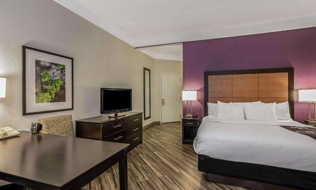 Airport North Hotel | Executive King | La Quinta Orlando | Free Breakfast | Shuttle to Airport