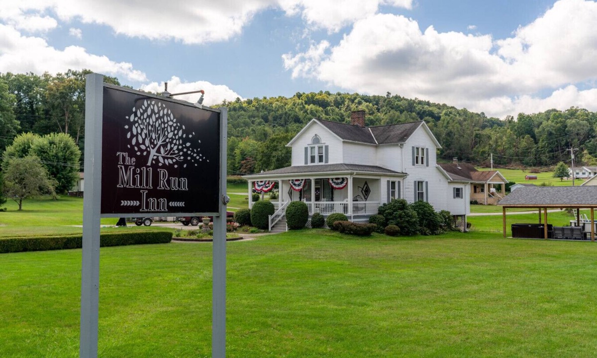 Mill Run House | Fall Getaway Mill Run Inn: Sleeps 12 · 5BR 5BA · Hot Tub Fire Pit Grill Pool