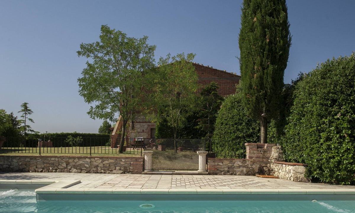 Bollano Apartment | Farmhouse for 8 people with swimming pool in Asciano and near Siena