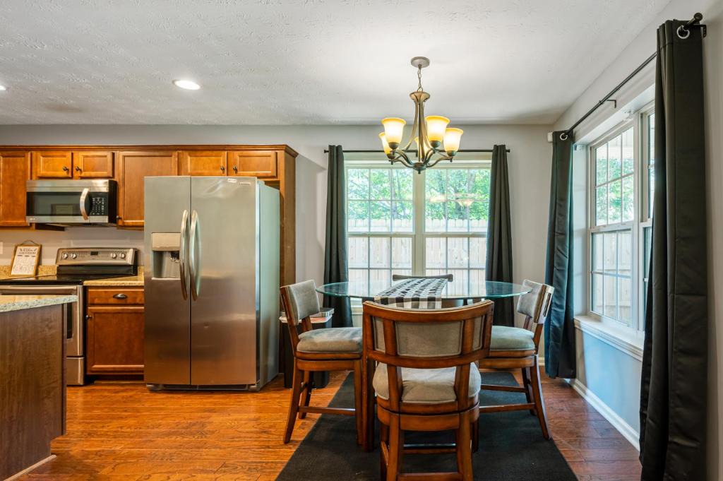 Emerson House | Fenced BKYD & Firepit 1 Mile To Lakepoint Sports