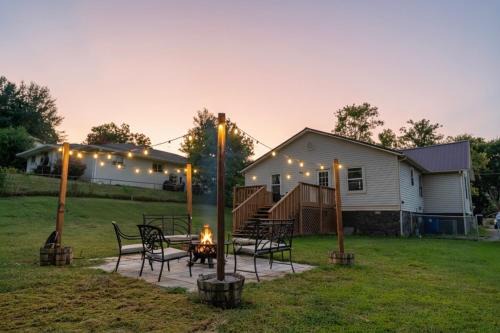 Lookout Valley Neighborhood Association House | Fern Landing - Modern, Spacious, Firepit, Fully Fenced In Yard