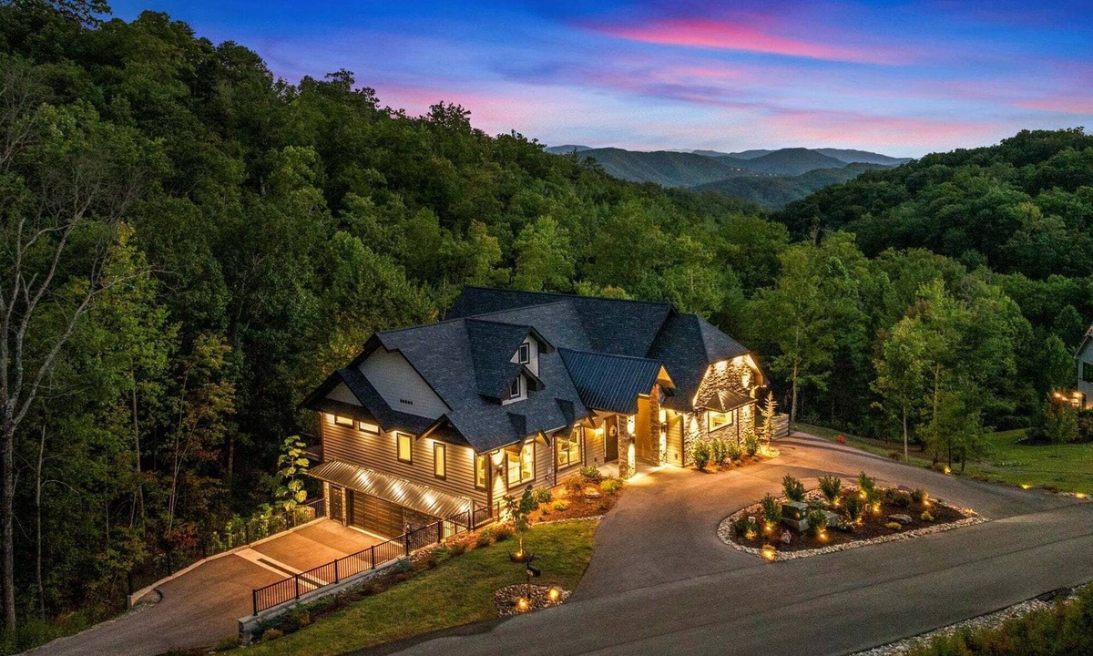 Sevierville House | Firefly Mtn Retreat ~ Luxury 4BR Pool Cabin in The Summit at Bluff Mountain