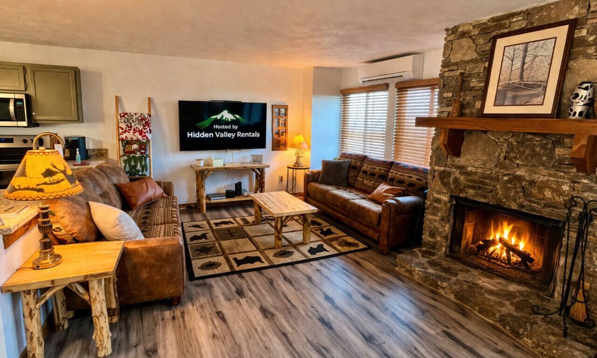 Hidden Valley Apartment | Forest View Townhome Near Pool, has AC