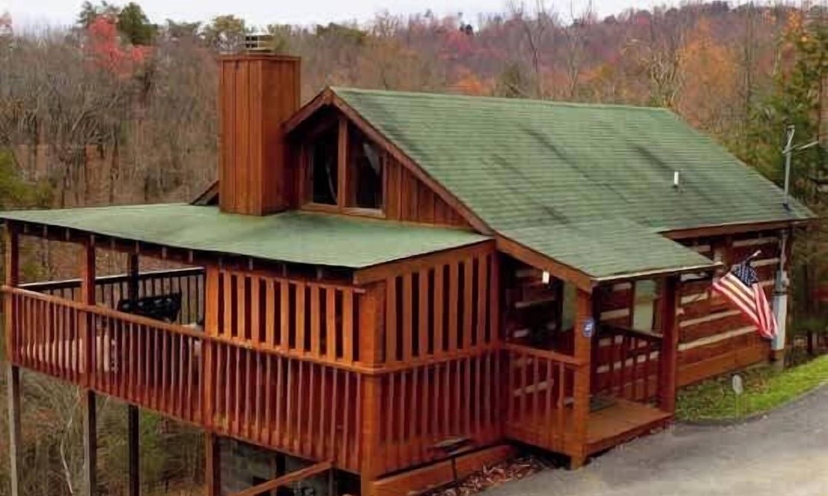 Sevierville Cabin | FoxDen-Cozy Honeymoon Cabin View/HotTub/Self-chkin