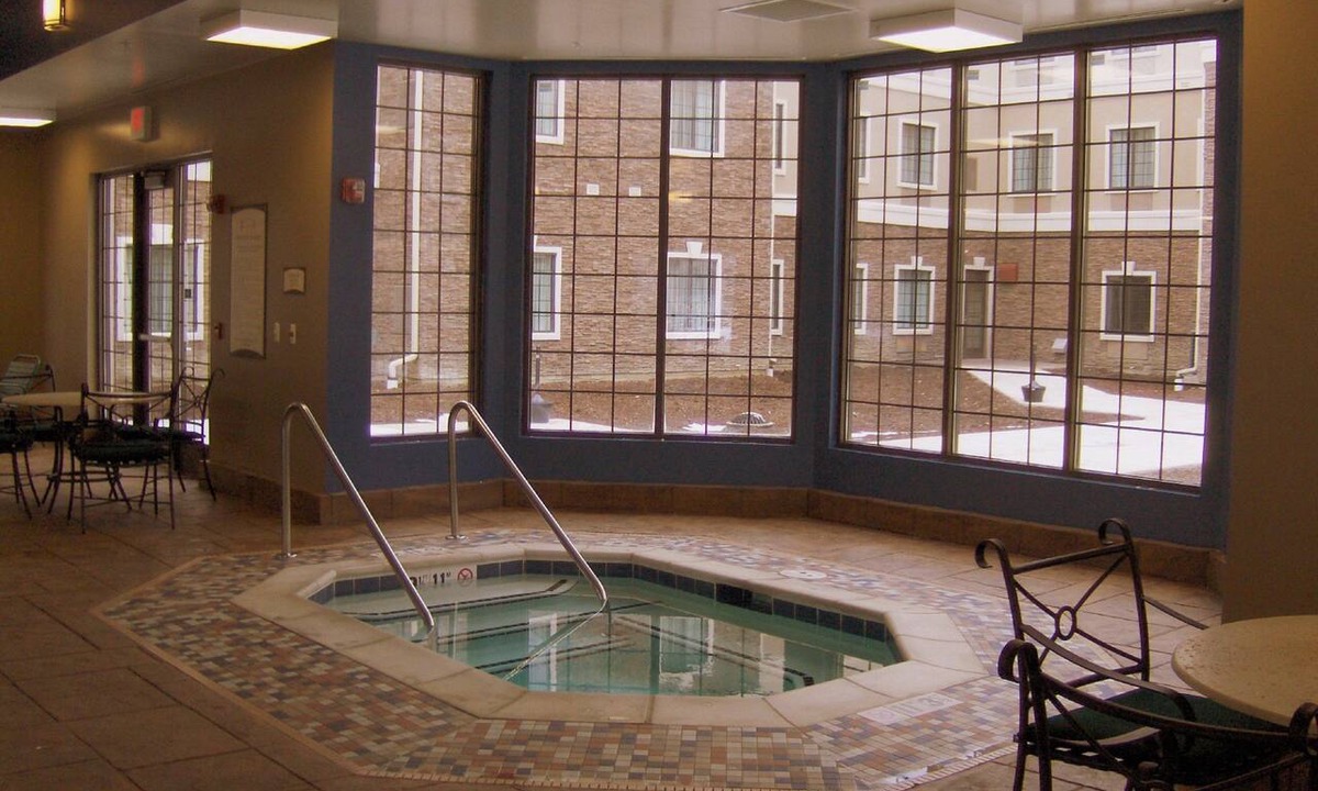 Novi Apartment | Free Breakfast Buffet. Pool, Hot Tub & Gym Access!