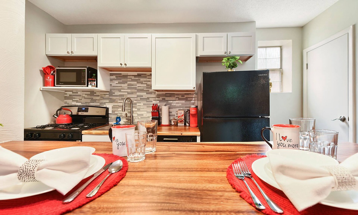 Friendship Cottage | Friendship~Queen Bed ~Parking~Quiet~Central Location~Desk~Pets