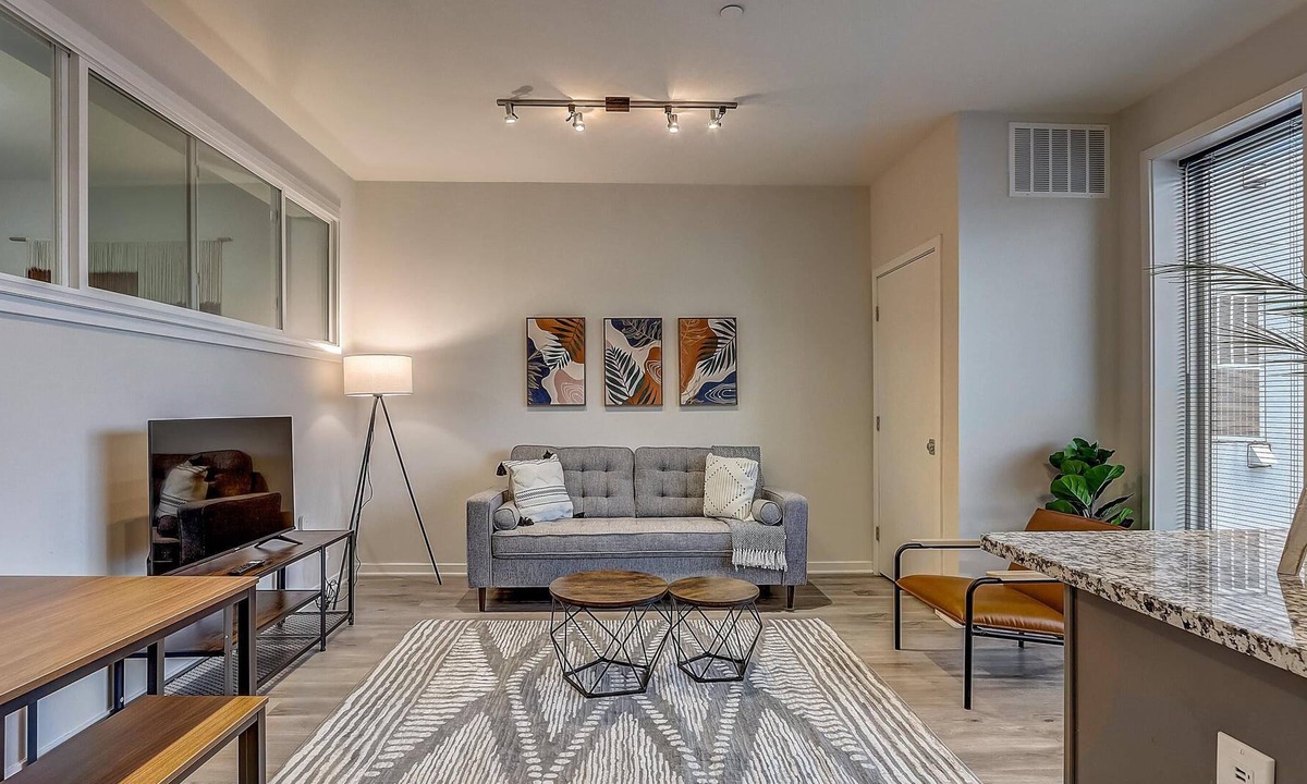 Brewerytown Apartment | Frontdesk | 1 BR Apt near Museum of Art