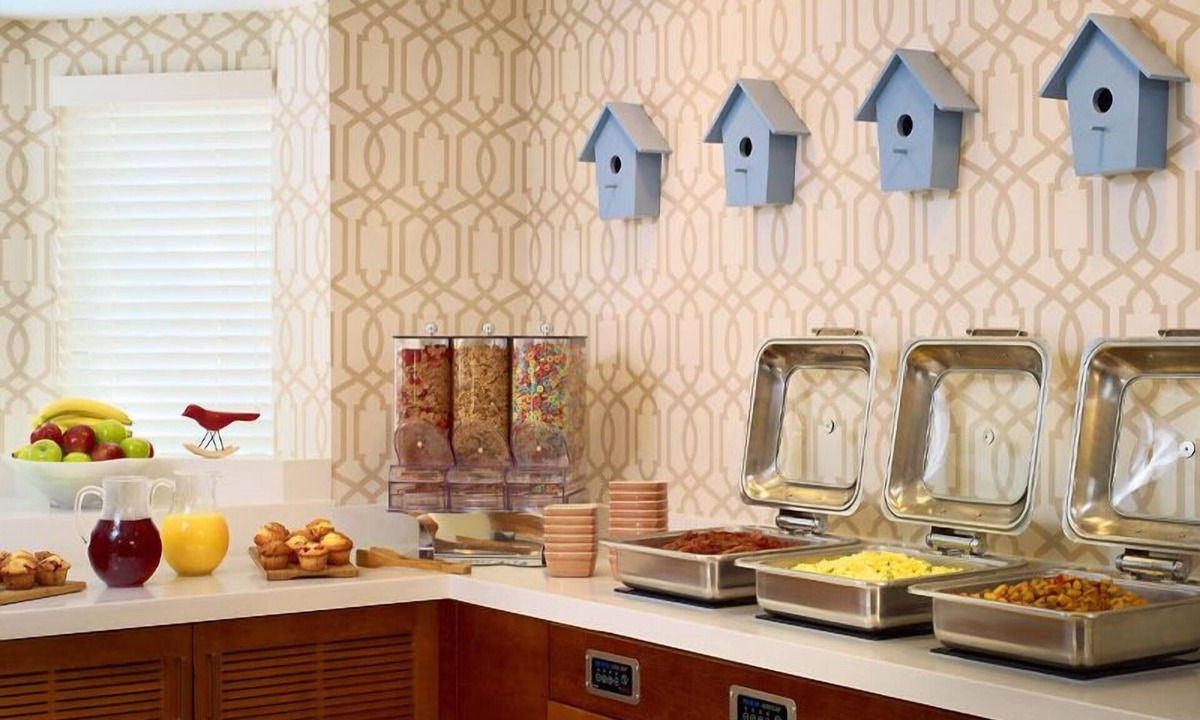 Monmouth Junction Hotel | Get Ready for Blissful Getaway! w/Seasonal Pool, Pets are Allowed