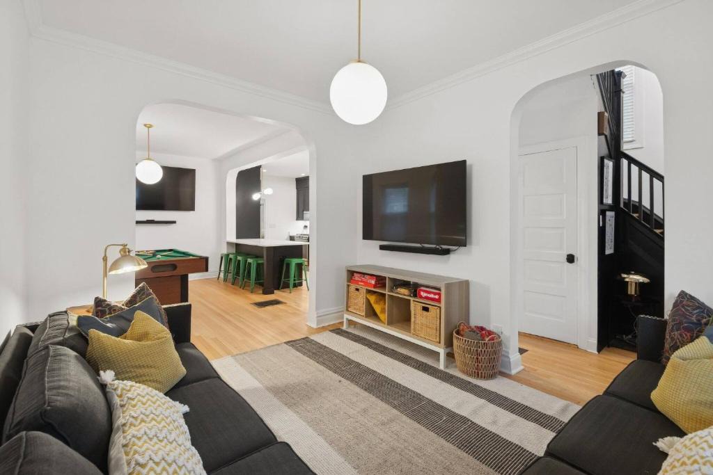 Irving Park House | Giant 5BR, Pool Table, 15 min to Cubs & Mag Mile