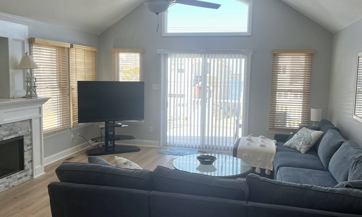 Avalon House | Gorgeous and Spacious Four Bedroom Townhouse. Great Location!