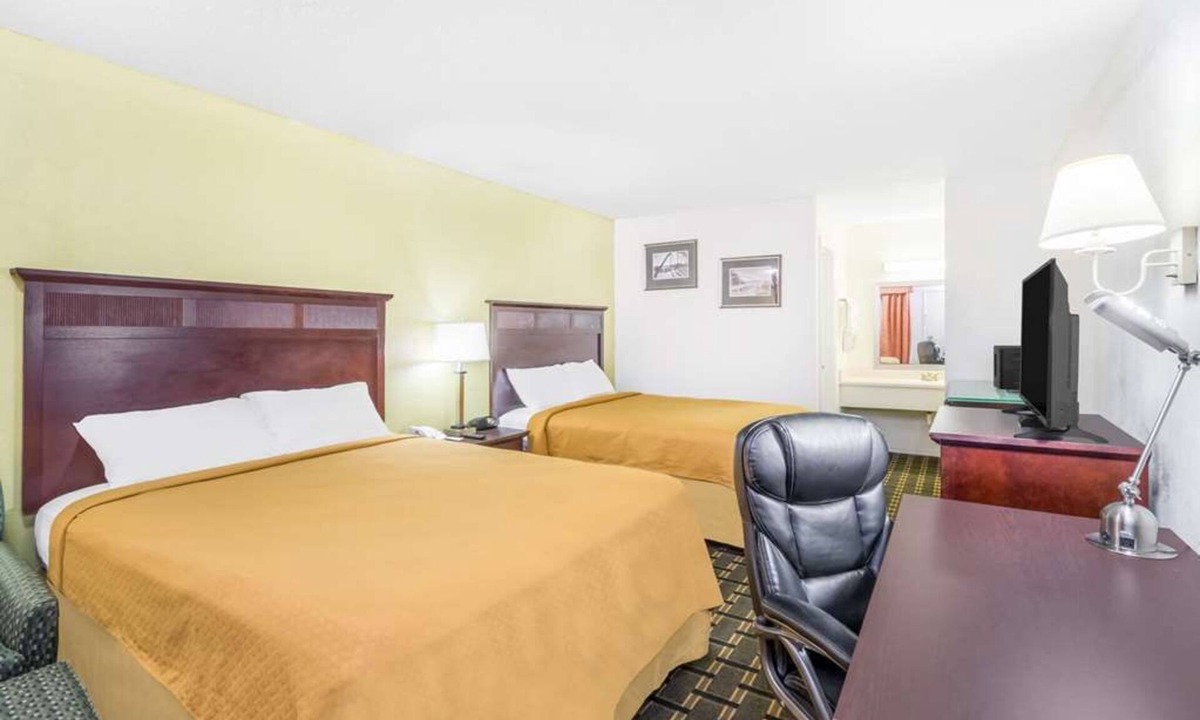 Lookout Valley Neighborhood Association Hotel | Great Value Stay! 3 Units w/Seasonal Pool and Free Parking! Pets Allowed