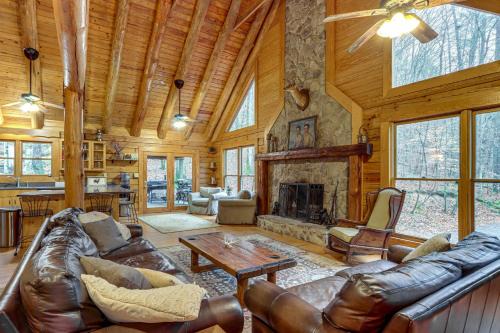 Tennga House | Groups Welcome! Cozy Creek-Front Cabin in Old Fort