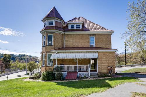 Garrett House | Groups Welcome! Historic Queen Anne Gem in Garrett