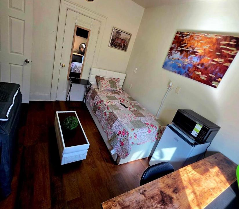 Paterson House | Habitación Privada y sencilla con TV de 55 pulgadas cerca de NY