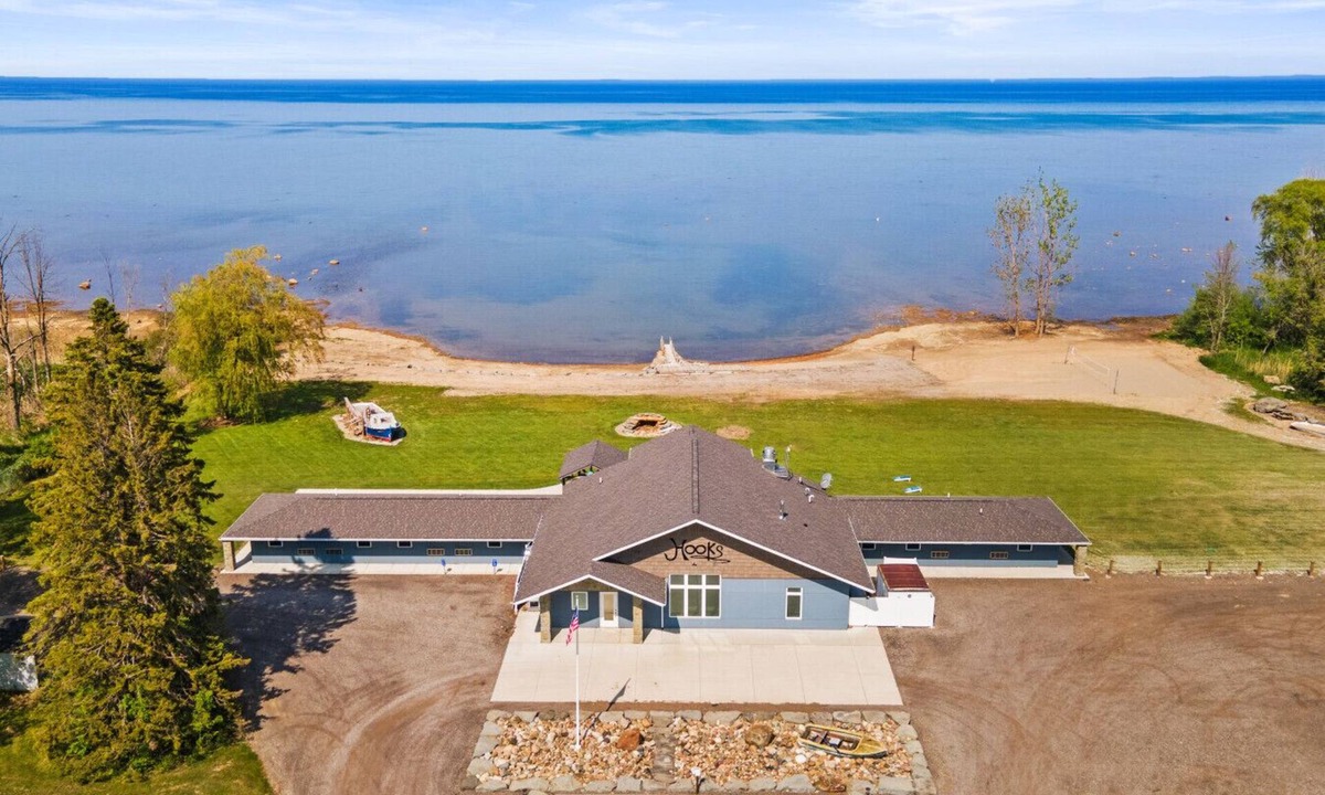 Harbor Beach House | HarborBeach Haven & Event Lodge! 300` of Lakefront