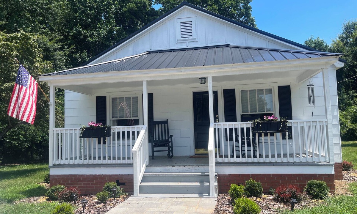 Davidson Cottage | Historic Carriage House Minutes from Downtown Davidson