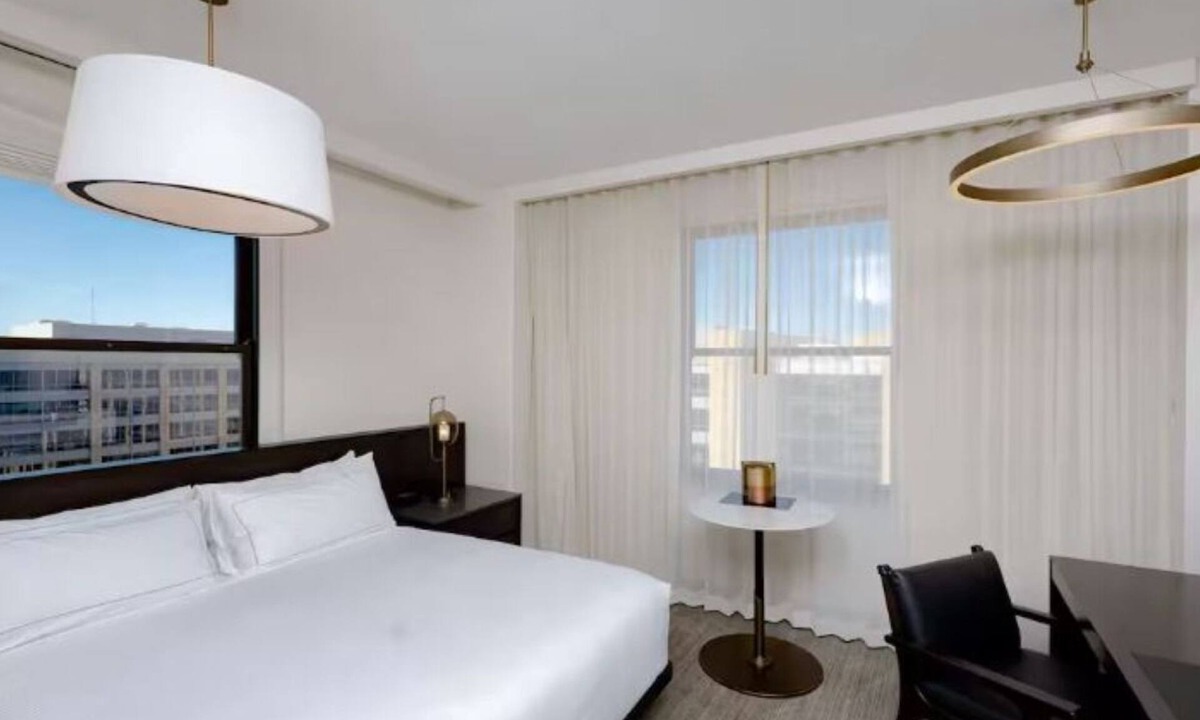 Downtown Des Moines Hotel | Historic Charm Meets Modern Luxury Near State Capitol, Parks, and Dining Hotspot