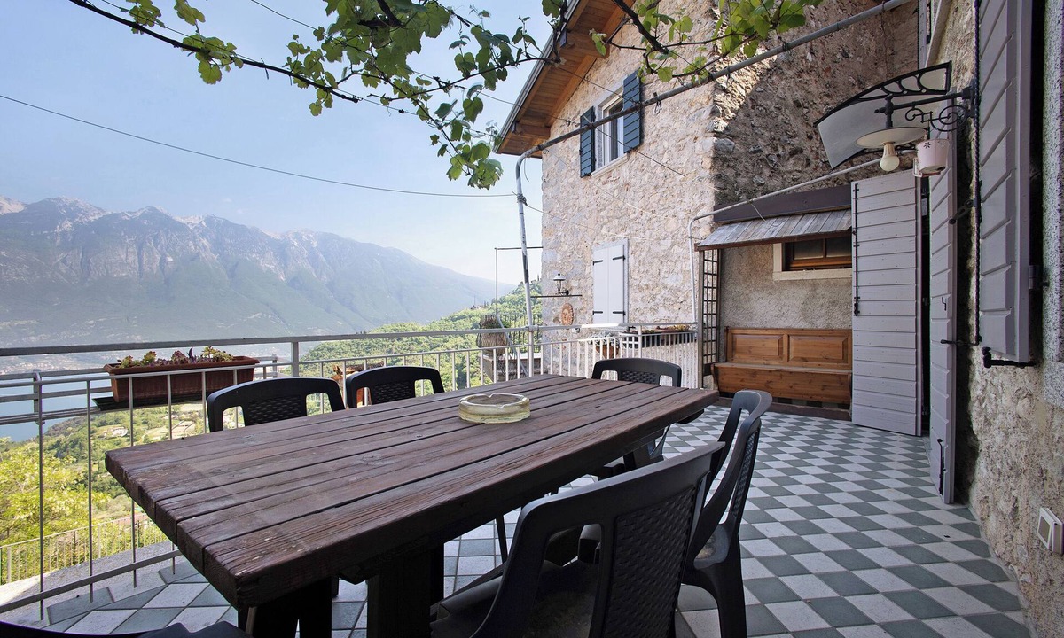 Tremosine Apartment | Holiday Apartment Casa Oliva with Lake View, Balcony & Wi-Fi