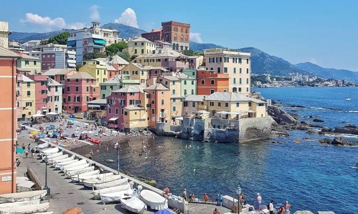 Boccadasse Apartment | Holiday Apartment "Il Ciliegio Di Miki" with Balcony, Shared Garden & Wi-Fi