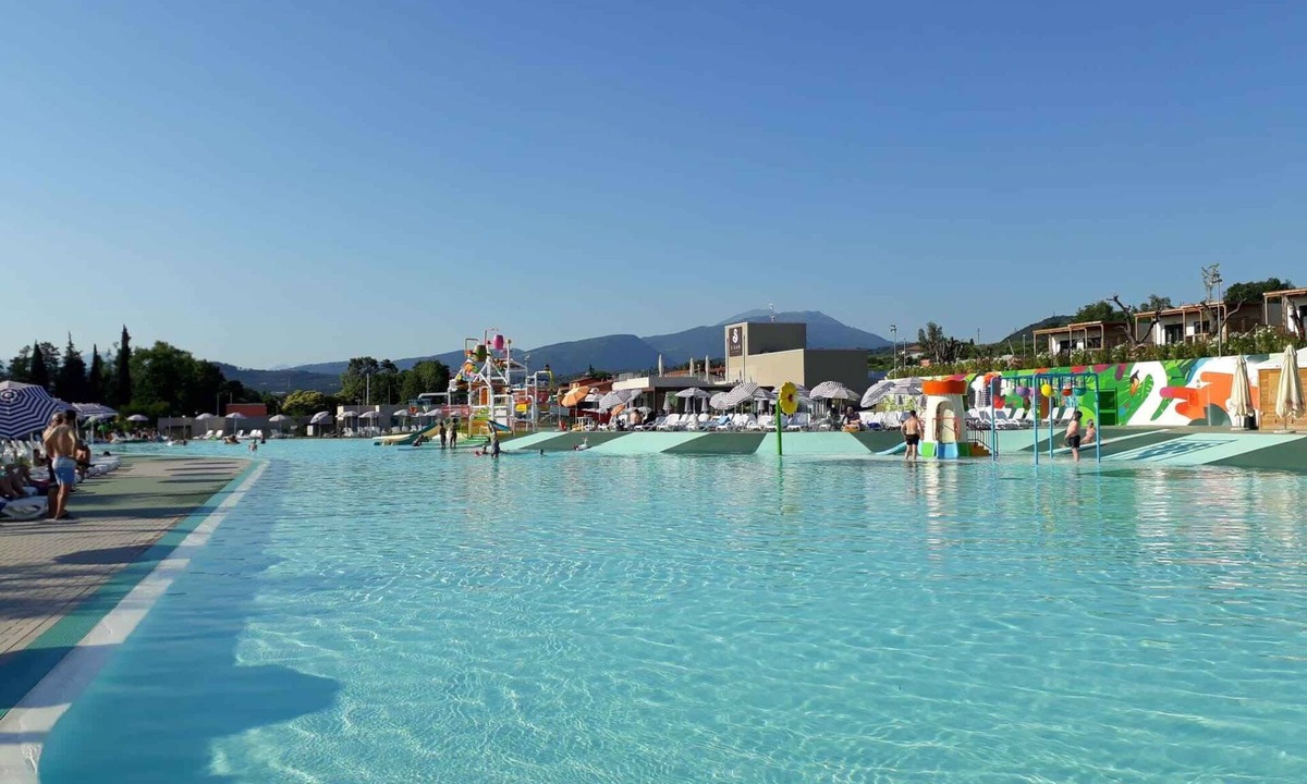 Cisano Apartment | Holiday apartment with outdoor pool and balcony