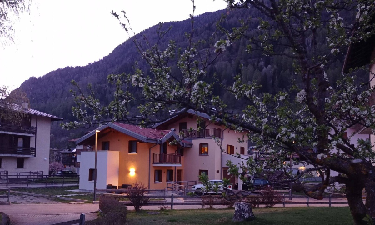 Pellizzano House | Holiday Home 'Casa Martinelli Calvilla Rossa' with Mountain View, Private Garden and Wi-Fi