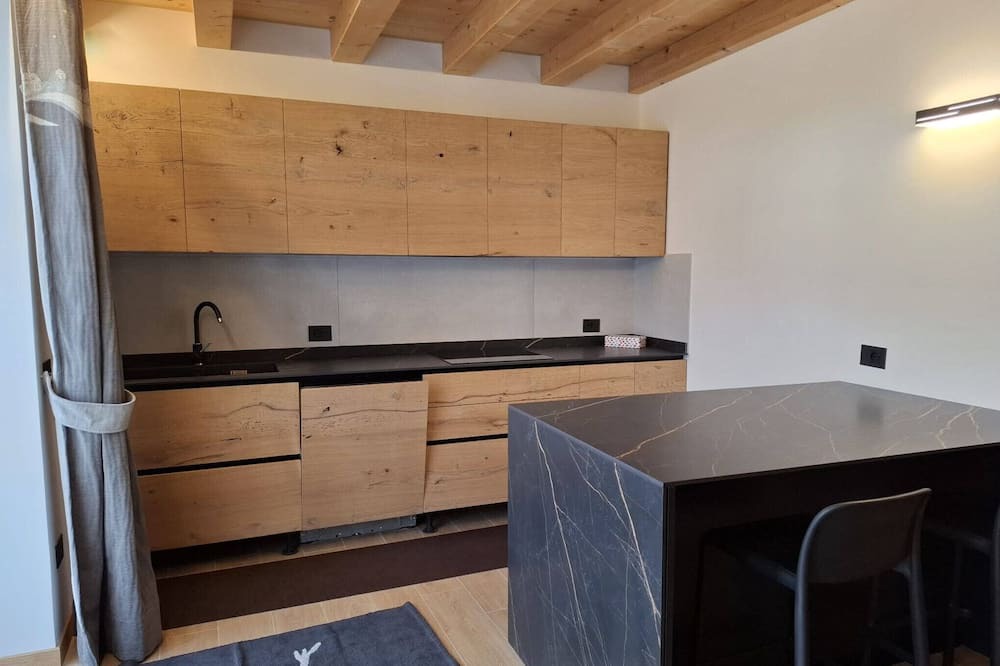 Mezzano House | Holiday Home 'Dimora Zoe' with Mountain View, Shared Garden and Wi-Fi