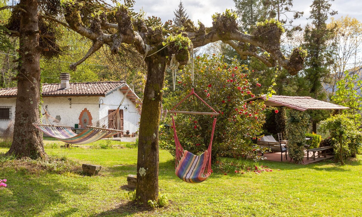 Pieve Fosciana House | Holiday Home 'La Capannina' with Mountain View, Private Terrace and Private Garden