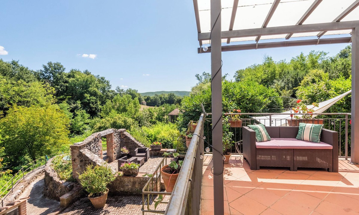 Chiusdino House | Holiday Home 'La Speranza' with Private Terrace, Private Garden and Balcony