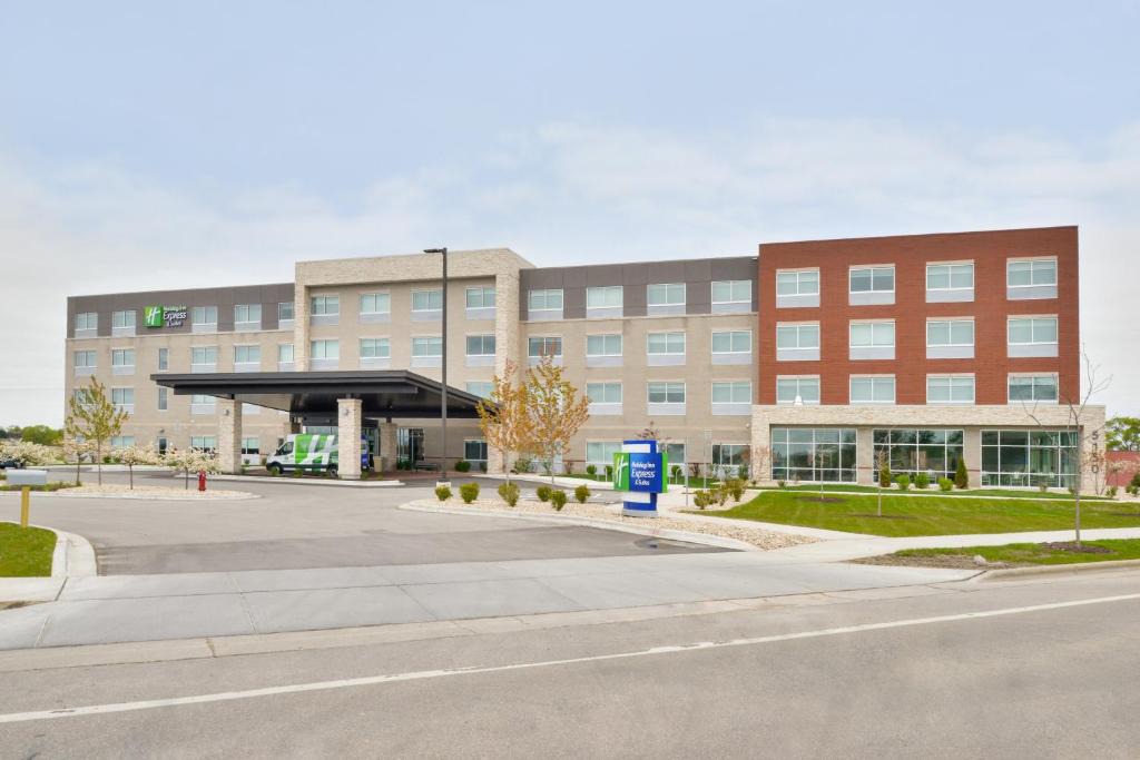 Madison Hotel | Holiday Inn Express & Suites Madison by IHG