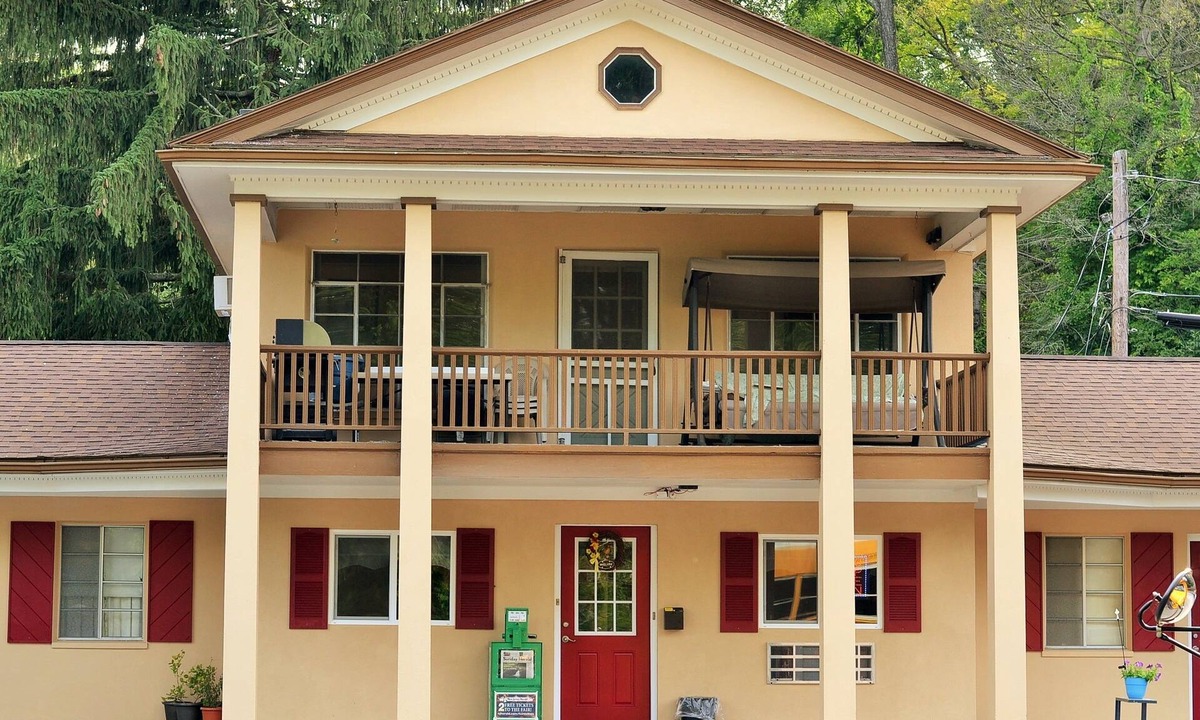Andover Hotel | Holiday Motel