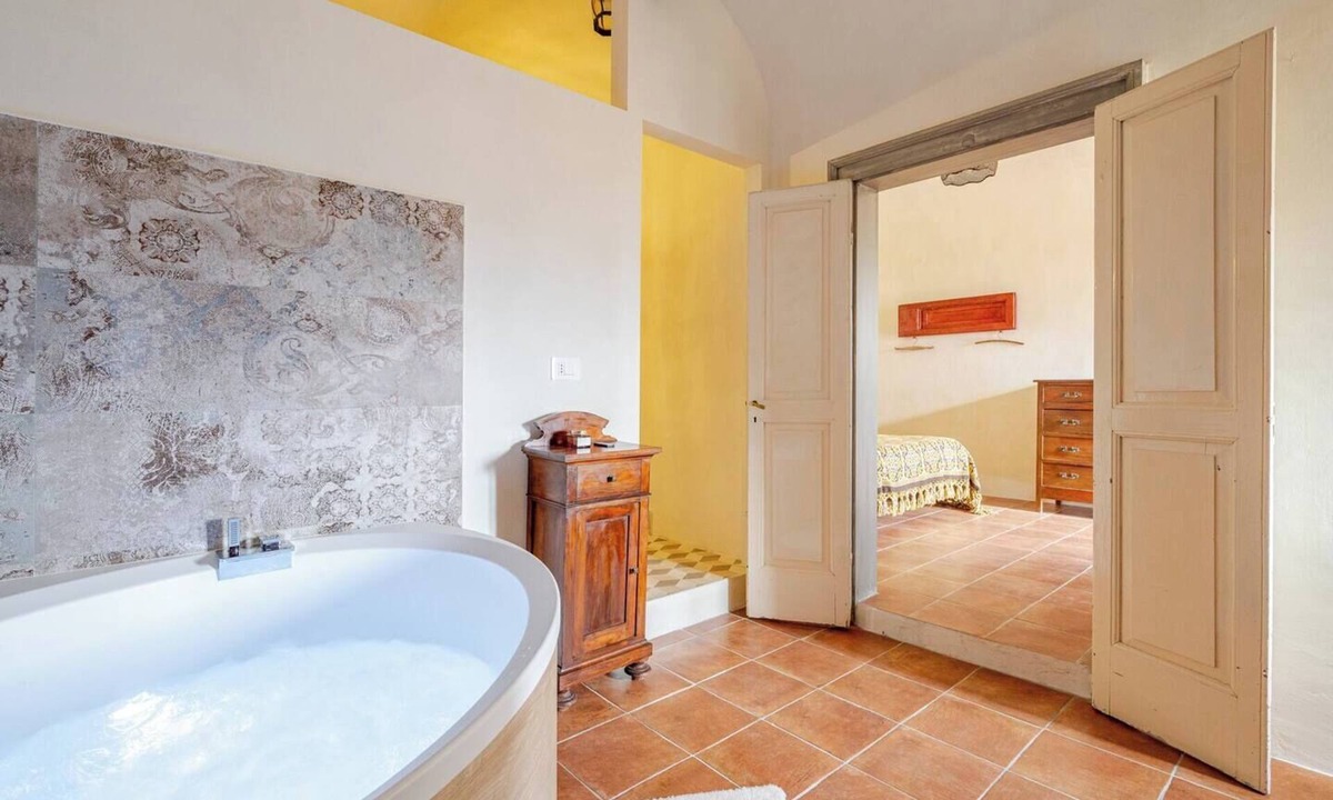 Calascio House | House On The Arch, Deluxe Jacuzzi in Calascio