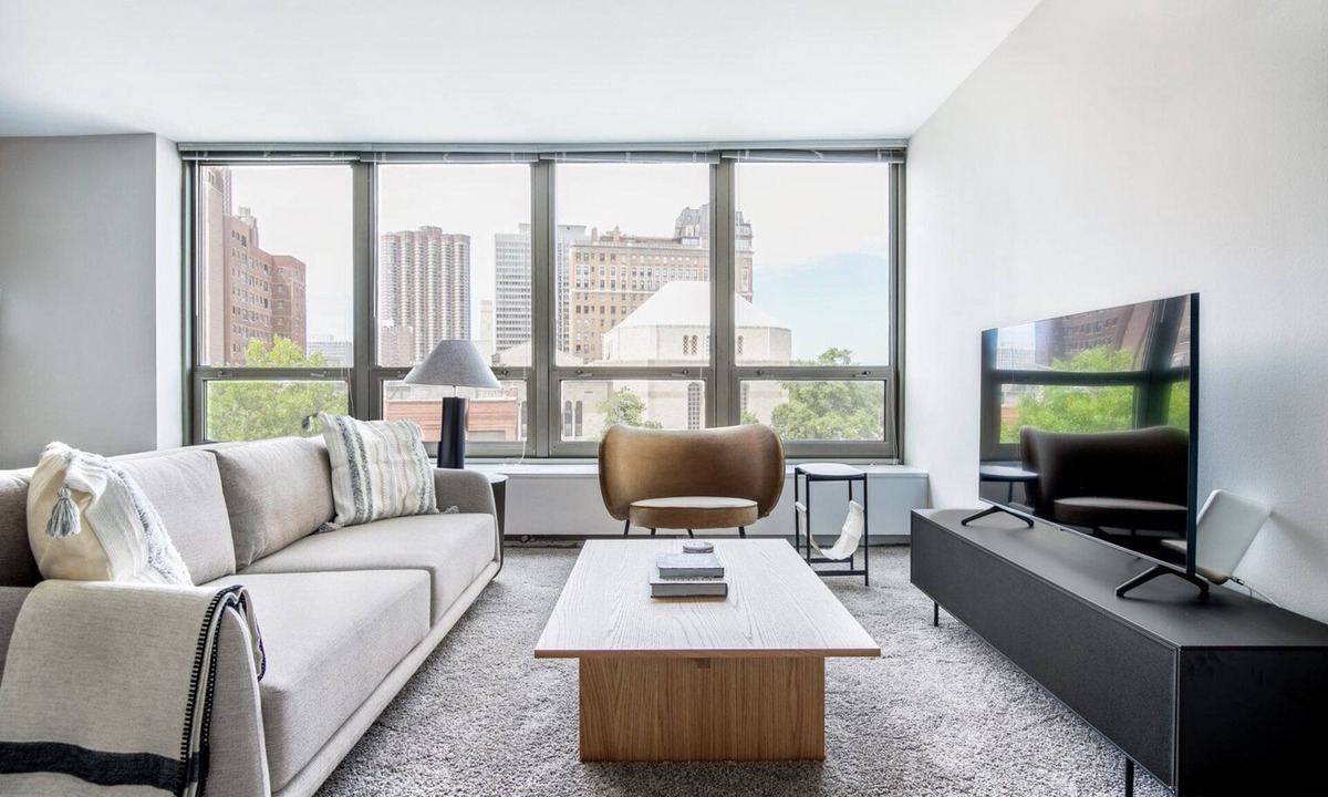 Lake View East Apartment | Ideal Lakeview 1BR w/Deck, Pool & Gym, nr Lincoln Park, by Blueground