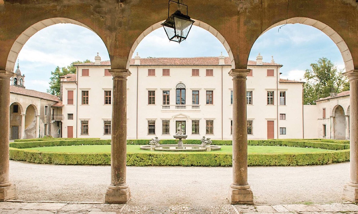 Castelgomberto House | If you are looking for a spectacular location for your vacation in Veneto, this terraced house in Ca