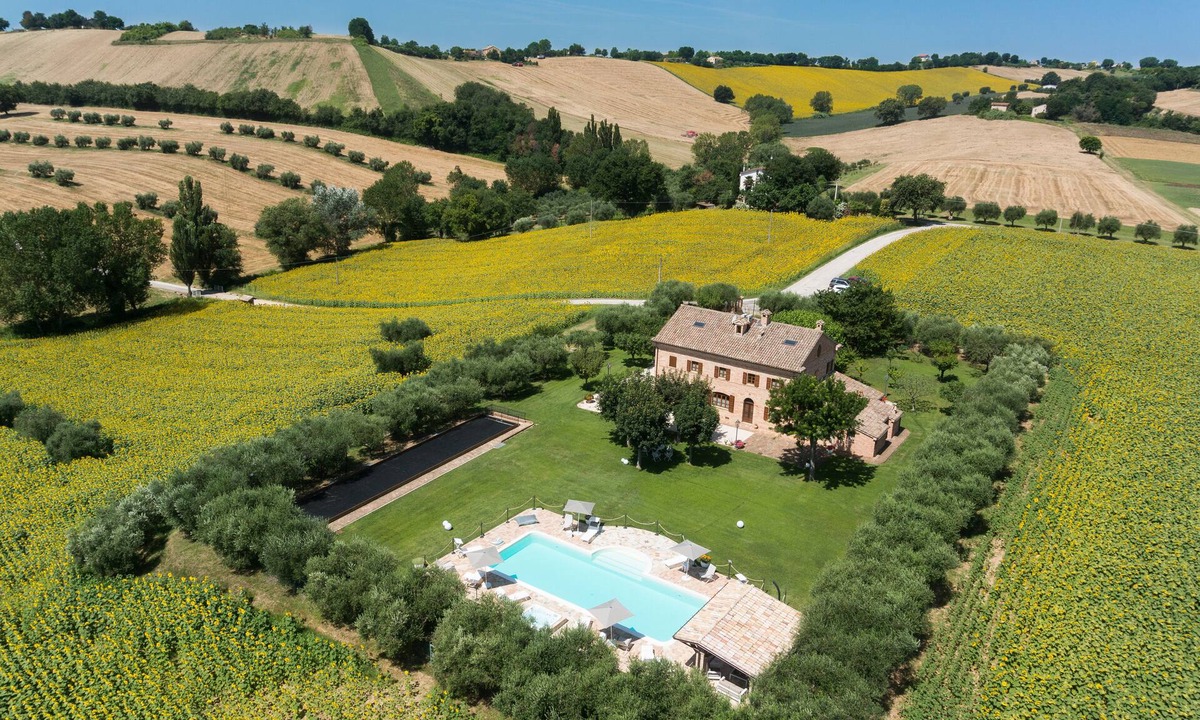Bettolelle Apartment | Il Girasole, app in a typical villa with swimming pool 7 km from the sea, Senigallia, Marche