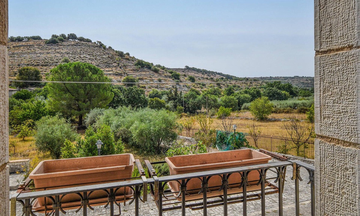 Casa Papa House | In a quiet location, near Modica and Ragusa, this beautiful and classic stone house welcomes you.
