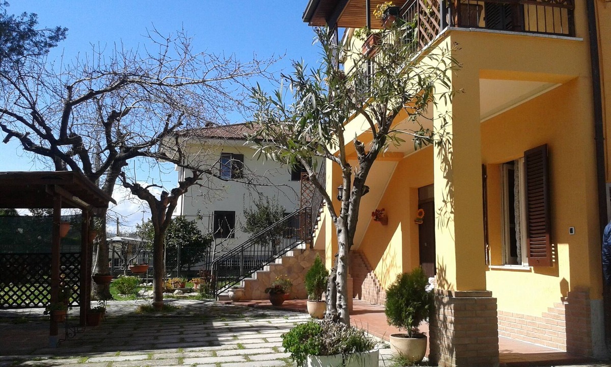 Mosciano Sant'Angelo House | Independent apartment in a villa with garden