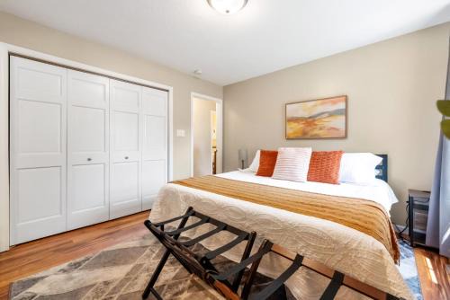 Warsaw Apartment | King Suite 2 Full Baths Stocked Kitchen