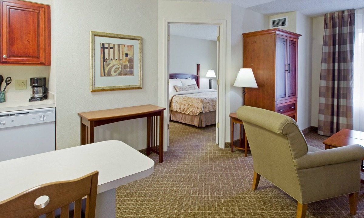 Cranbury Condo | King Suite. Free Breakfast Buffet. Pool. 20 Minutes to Princeton.