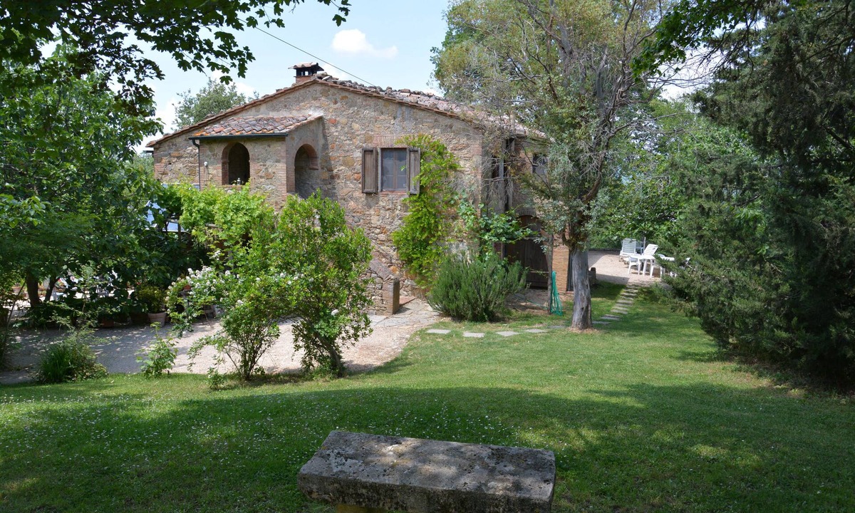 Radicondoli Apartment | LA CASINA apartment in Tuscan countryside with pool and private garden