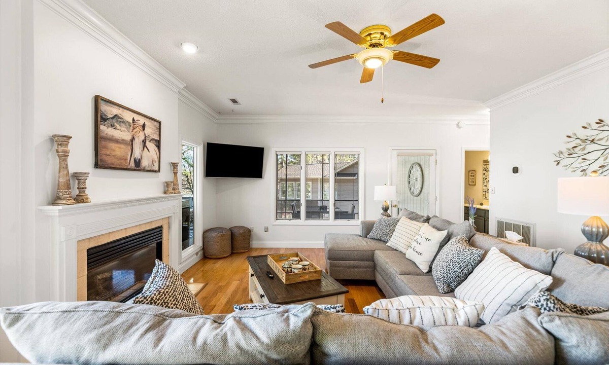 Loudon House | Lake Front