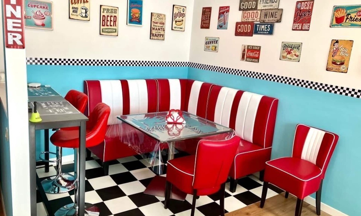 Viverone House | Lake view house furnished in "1950s" style!