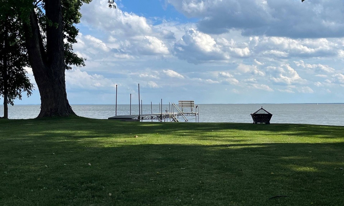 Oshkosh Cottage | Lake Winnebago Waterfront Retreat-Canoeing, Campfires & Stunning Sunsets